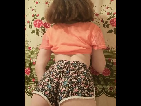 ❤️ セクシーな若いベイブがカメラでショーツを脱ぐ ❤❌ アナルビデオ ❌️❤